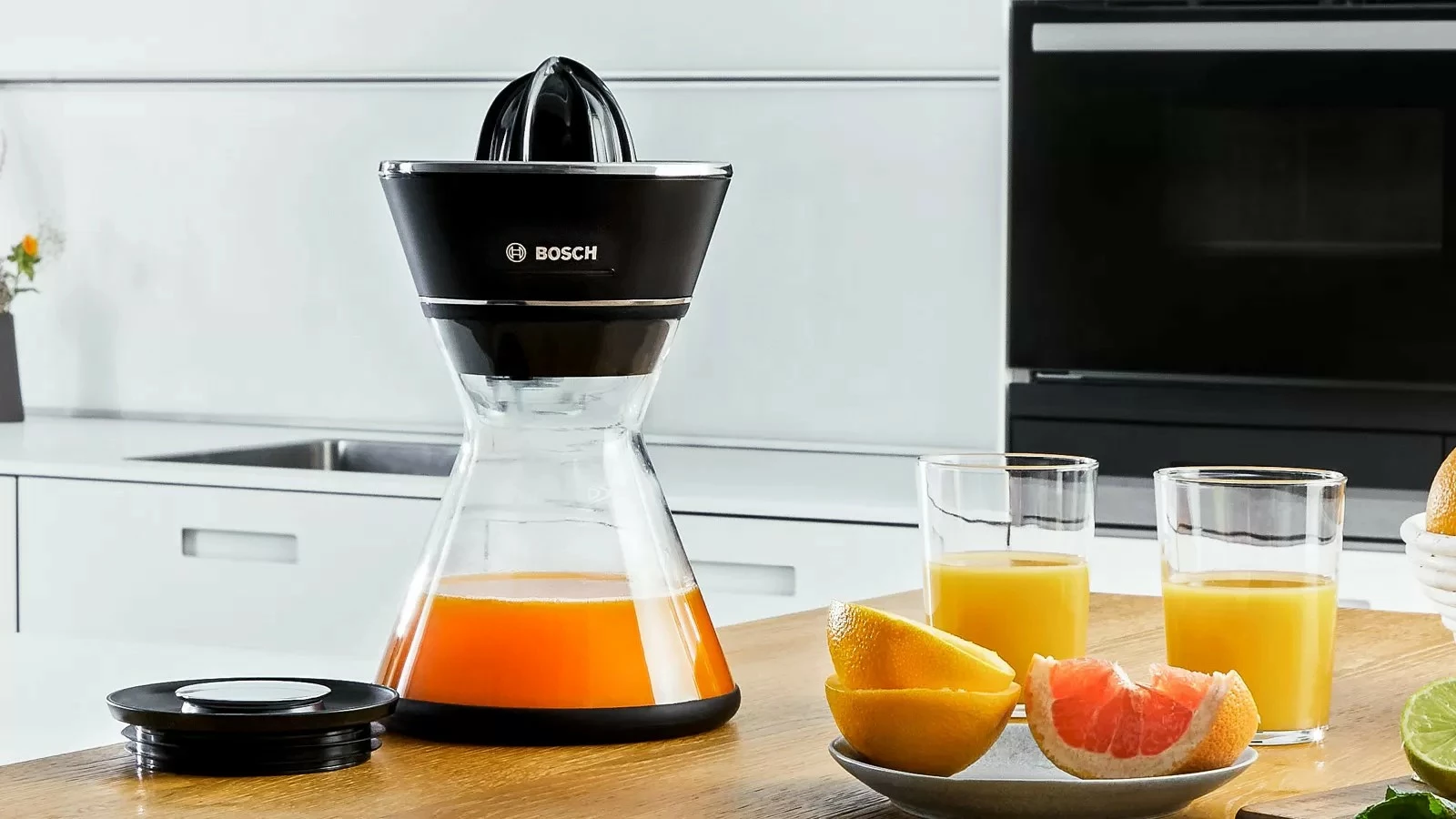 Stiskalnik citrusov Bosch MCP72GPB, 1 l, črn Stiskalnik citrusov Bosch MCP72GPB, 1 l, črn