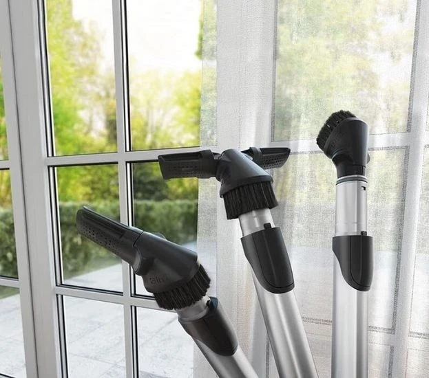 Sesalnik z vrečko Electrolux EUOC9GREEN, črn in zelen