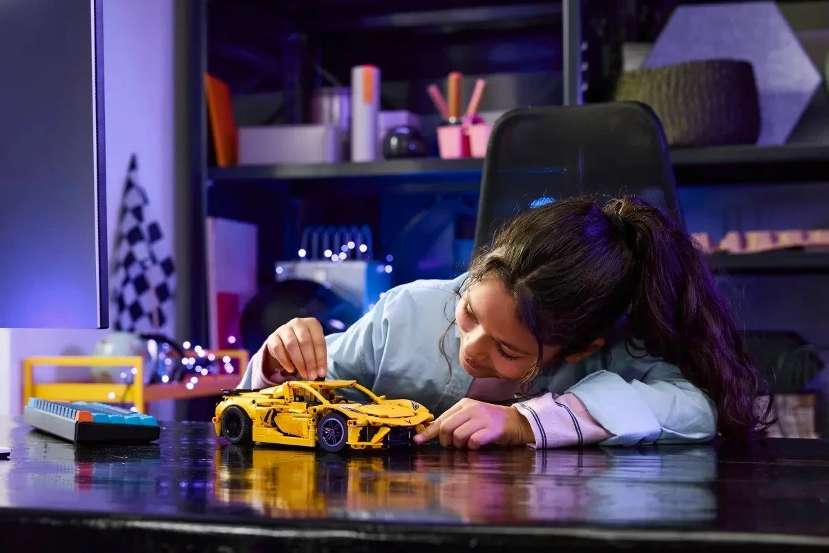 Detajni model Chevrolet Corvette Stingray, 732 kosov, rumen - Lego Technic 42205