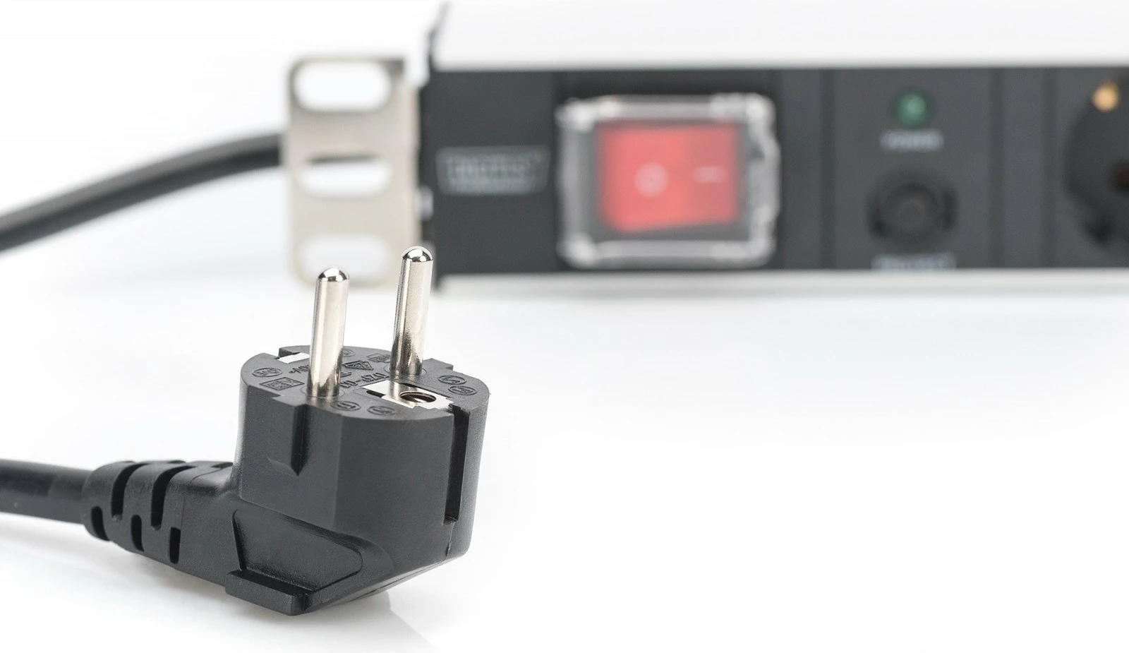 Rack vtičnica, 7x Schuko, 1U, 2 m, zaščita pred preobremenitvijo, črno/srebrna — Digitus DN-95403