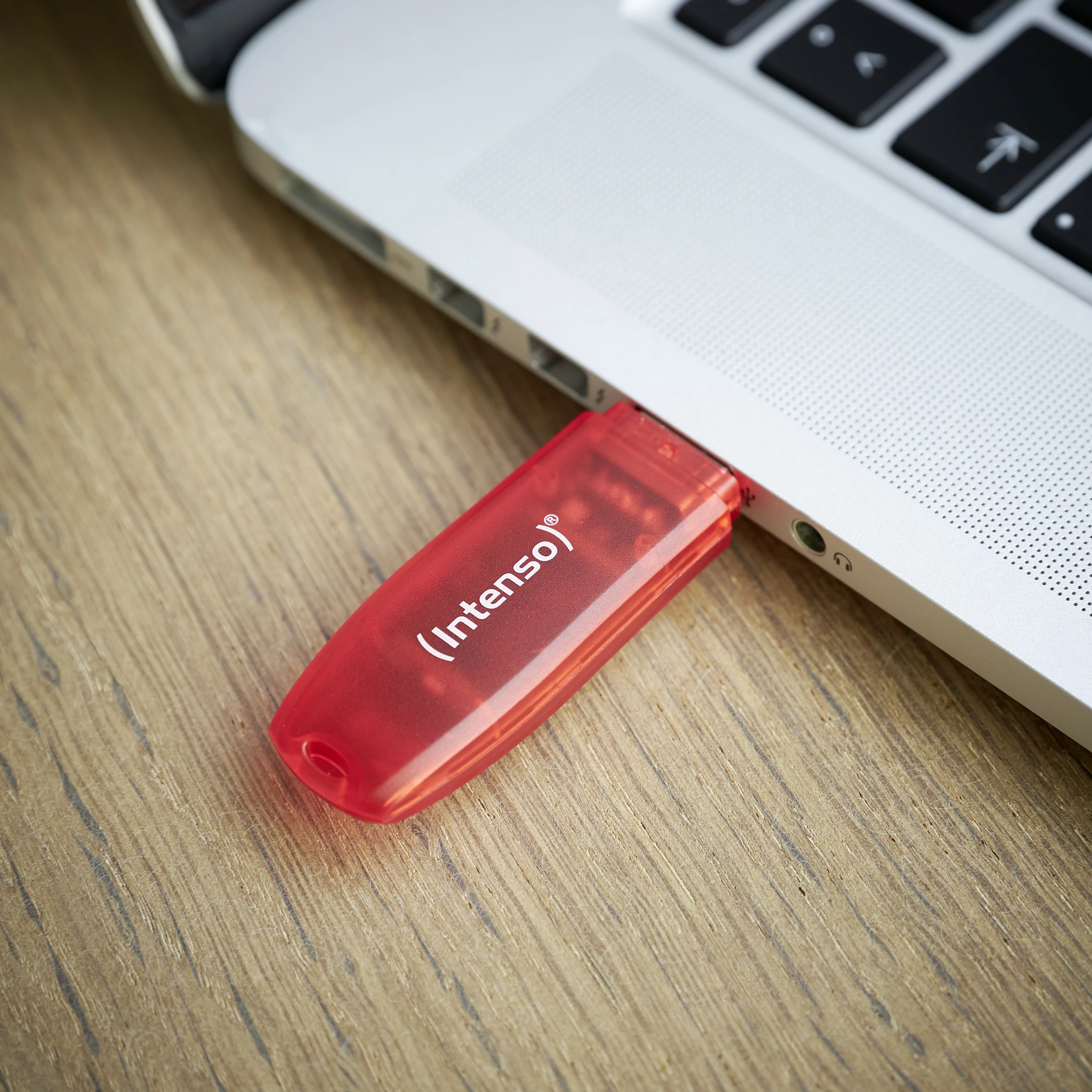 USB pomnilnik 128 GB, USB Type-A, rdeč, prozoren — Intenso Rainbow Line USB pomnilnik 128 GB, USB Type-A, rdeč, prozoren — Intenso Rainbow Line