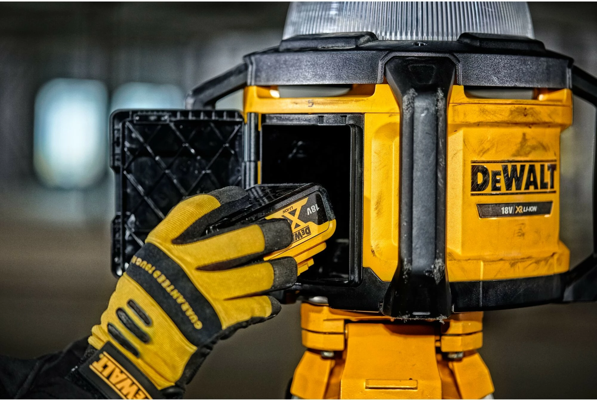 Prenosna delovna svetilka za gradbišče, DeWALT 18V, rumeno/črna