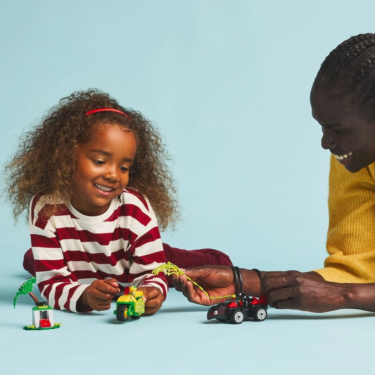 Igralni komplet z gradniki LEGO Marvel 11198 Chase After Electro in Dinosaur Vehicle, 124 kosov