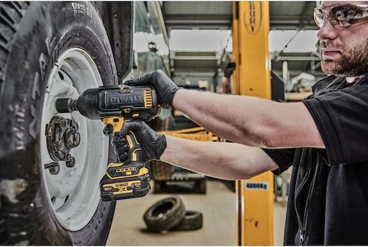 Udarni ključ 18 V 5 Ah DeWALT, rumen