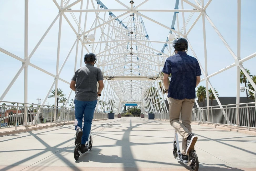 Trotinet Razor A6, 22,6", bel