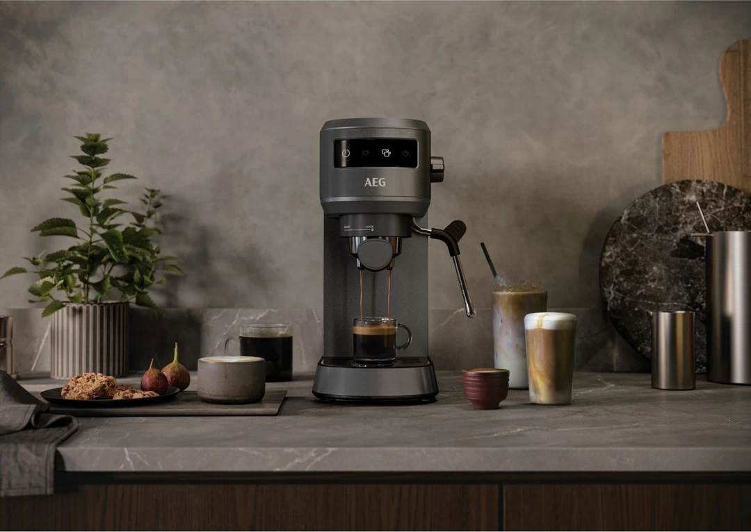 Ročni espresso aparat, AEG EC6-1-6BST, 1 L, črn