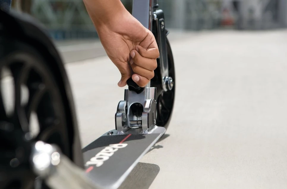 Trotinet Razor A6, 22,6", bel