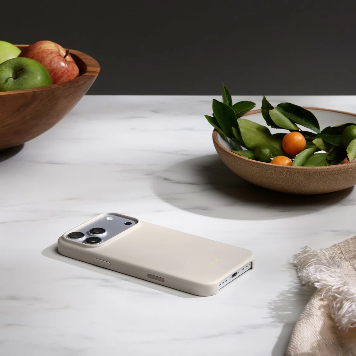 Ovitek za iPhone 17 Pro Max Beats, MagSafe, upravljanje kamere, kalkstein