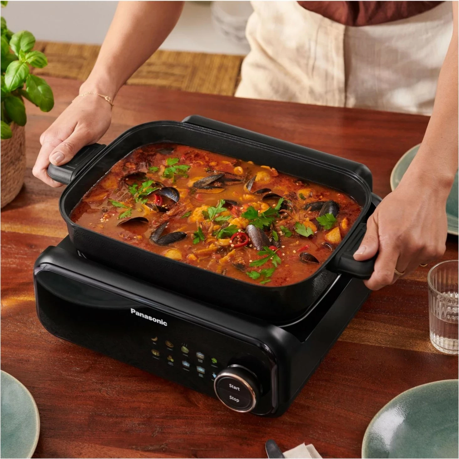 Večfunkcijski kuhalnik Panasonic NF-GM400KXE, 2,5 L, 9 programov, črn