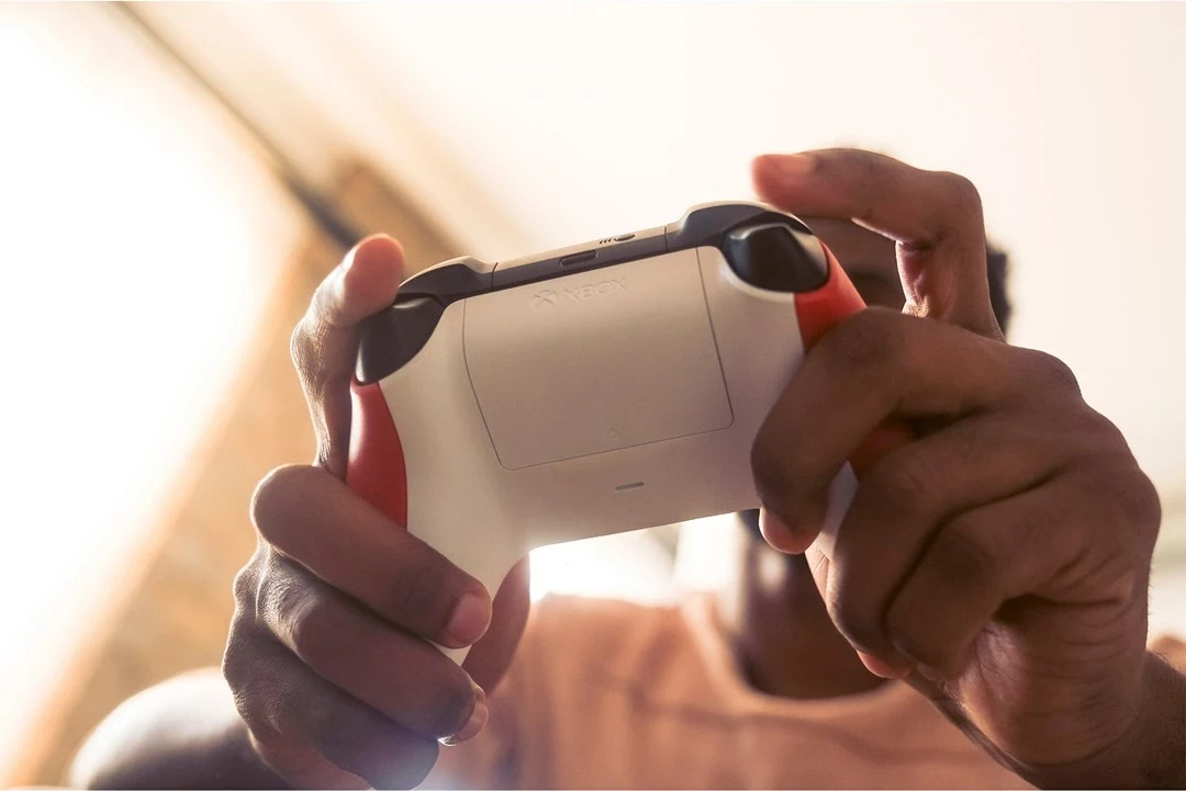 Brezzični igralni kontroler, Microsoft Xbox Wireless Controller QAU-00012, Bluetooth/USB, rdeč