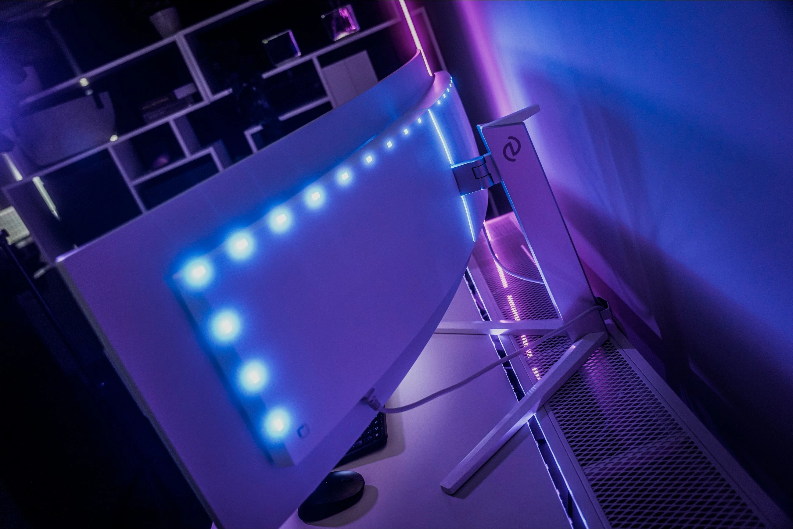 Ultraširok QD-OLED zaslon 49 inč, 5120x1440, 32:9, Ambilight, USB-C - Philips 49M2C8900, bel Ultraširok QD-OLED zaslon 49 inč, 5120x1440, 32:9, Ambilight, USB-C - Philips 49M2C8900, bel