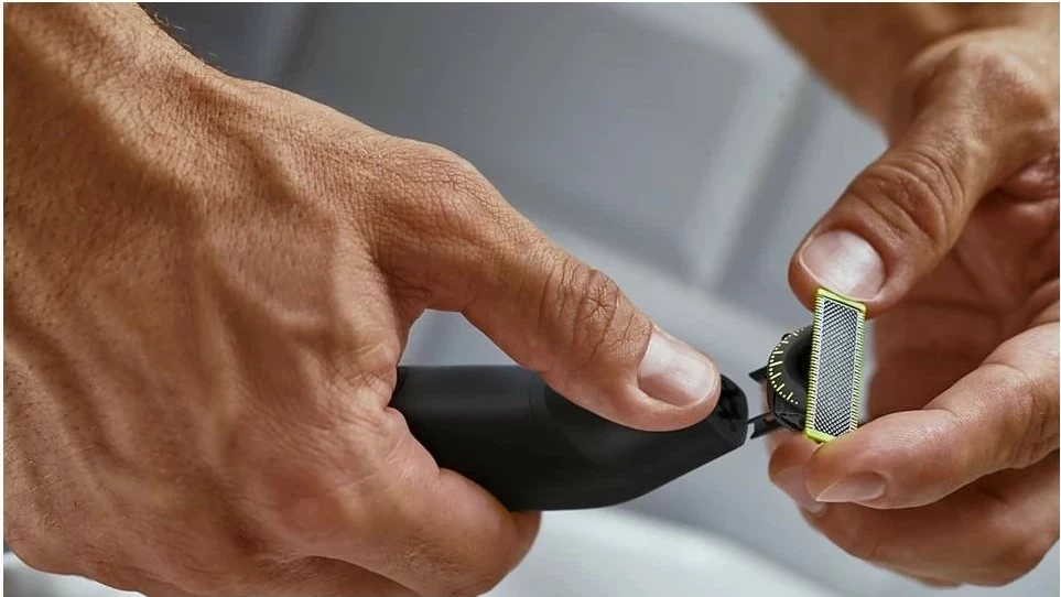 Trimer za obraz Philips OneBlade Pro 360 QP6542/15, črn