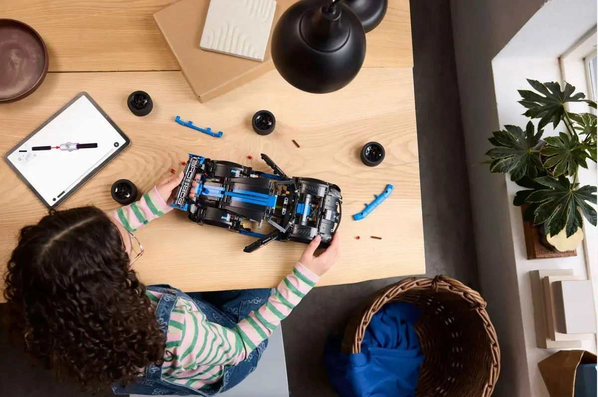 Set za sestavljanje LEGO Technic Porsche GT4 e-Performance Racing Car 42176, 834 kosov, črno/moder