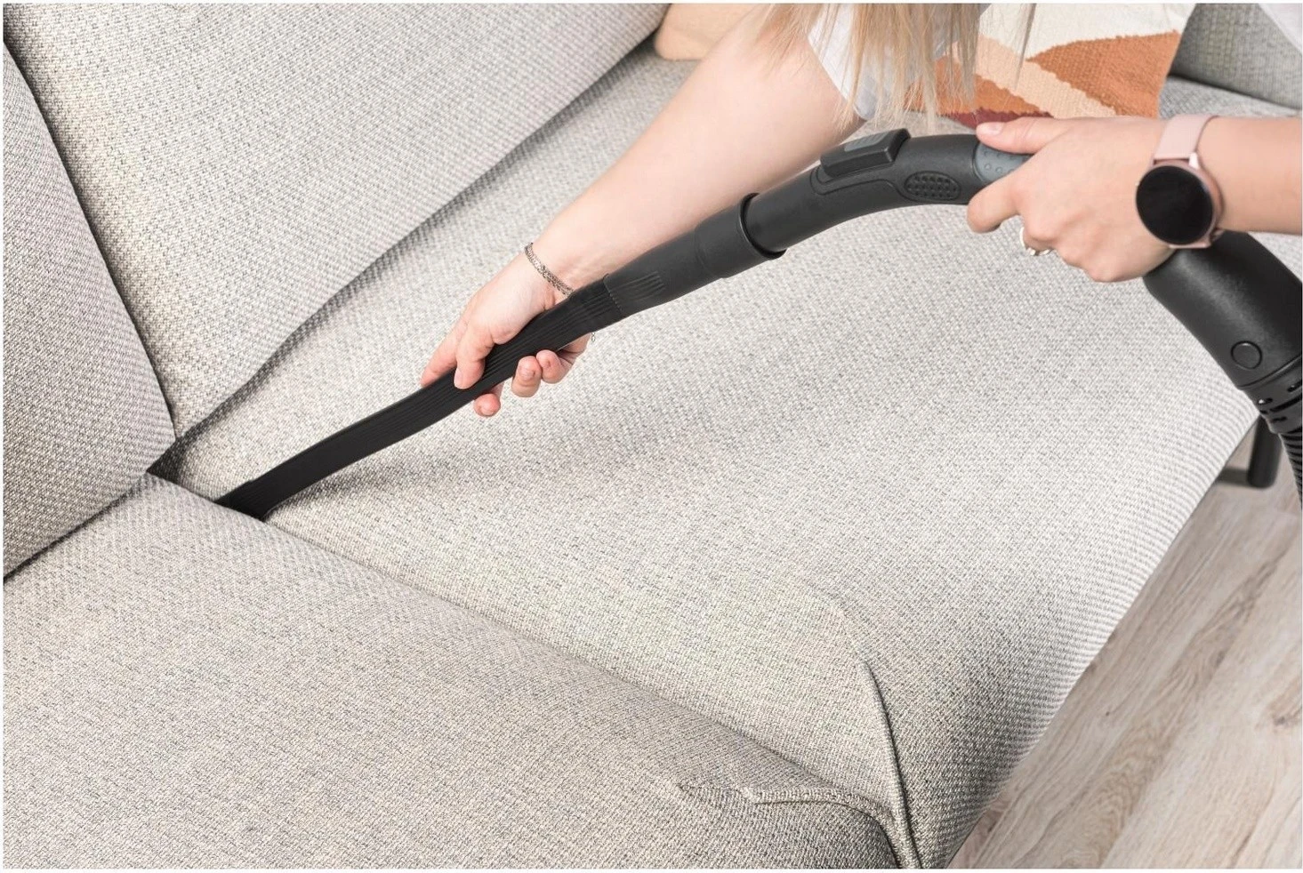 Sesalnik za dom ETA, črn in turkiz