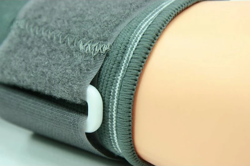 Manseta za zapestje Body Sculpture BNS 002, sive/srebrne, za moške in ženske