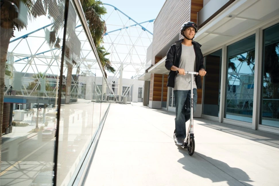 Trotinet Razor A6, 22,6", bel