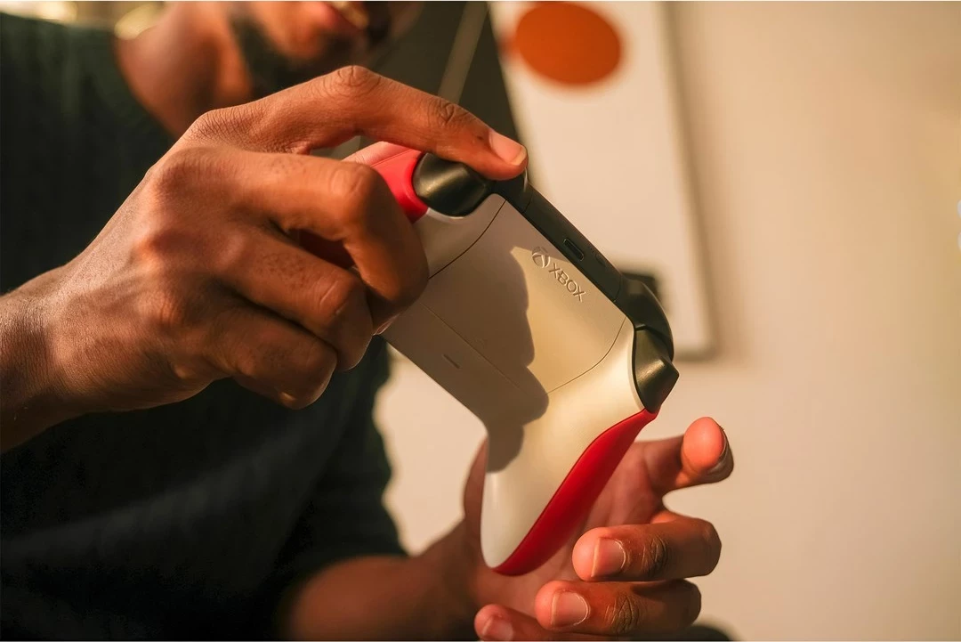 Brezzični igralni kontroler, Microsoft Xbox Wireless Controller QAU-00012, Bluetooth/USB, rdeč