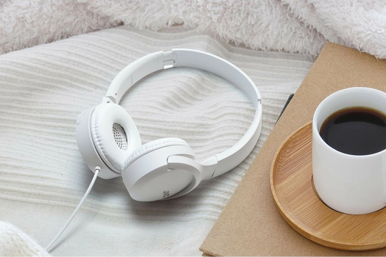 Slušalke USB-C z mikrofonom in krmilnikom, JVC HA-S33UC, kabel 1,2 m, bele