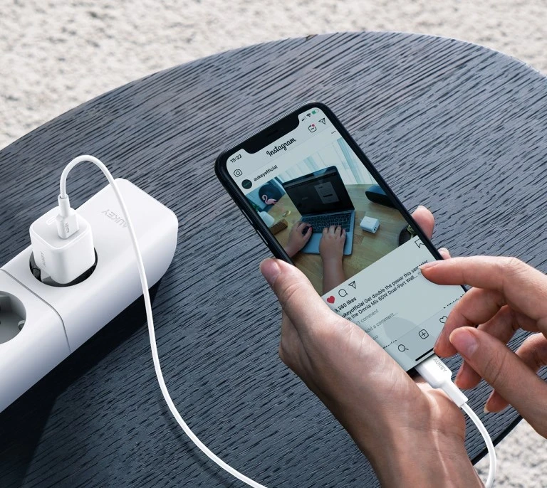 Universalni polnilec AUKEY PA-B1, bel