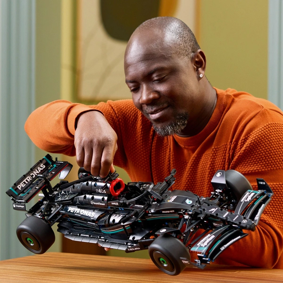 Model dirkalnika Mercedes-AMG F1 W14 E Performance, set gradnje LEGO Technic, 1642 delov, črn