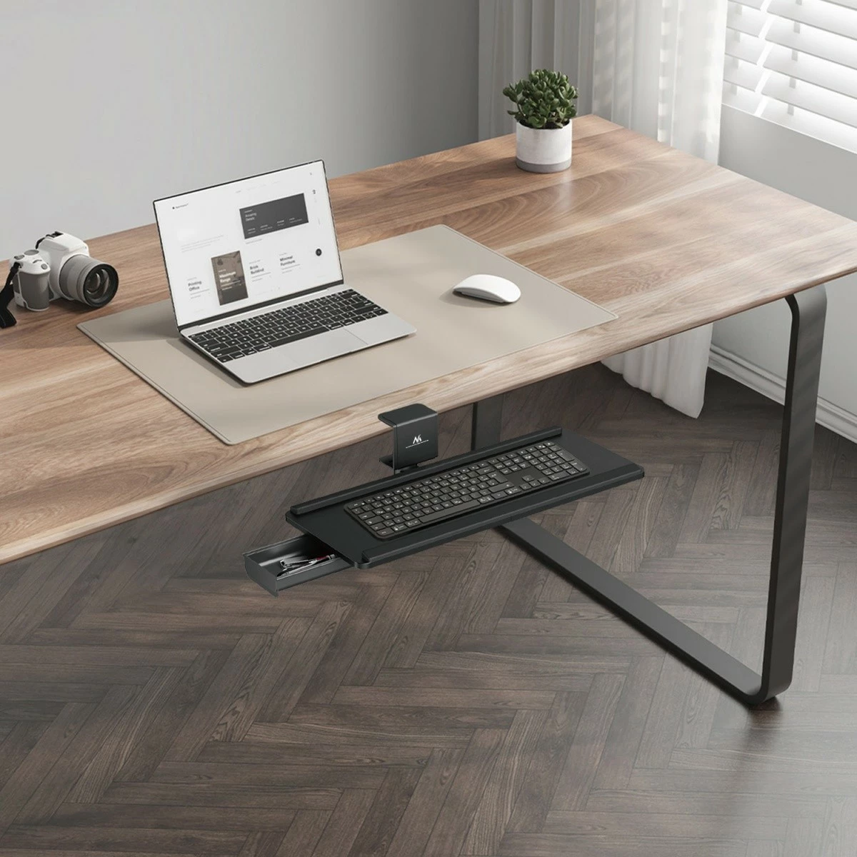 Nosilec za tipkovnico pod mizo Maclean MC-108B, črn