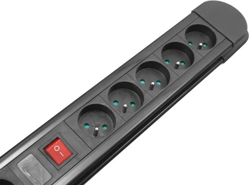 Razdelilec z 10 vtiči Maclean MCE10, 2 stikalI, zaščita in indikator preobremenitve, 3680 W, črn