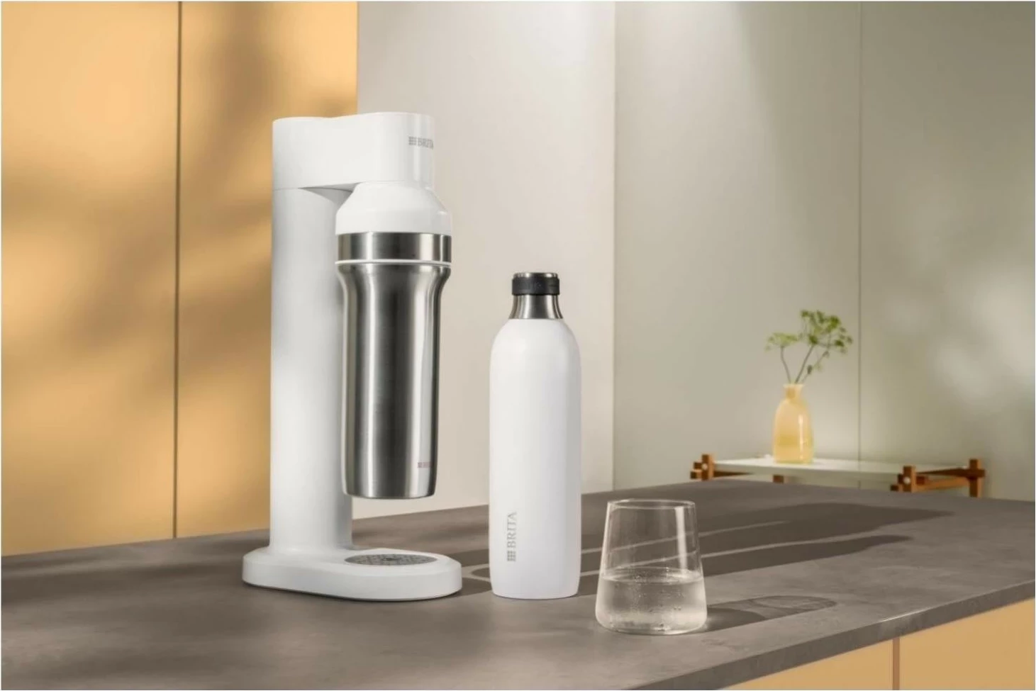 Izolirana steklenica Brita SodaTrio 1 L, bela