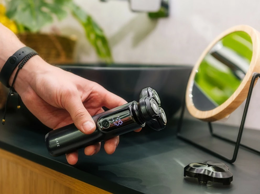 Brivnik Lafe MasterGlide, 90 min baterija, mokro in suho, trojni sistem britja, črn