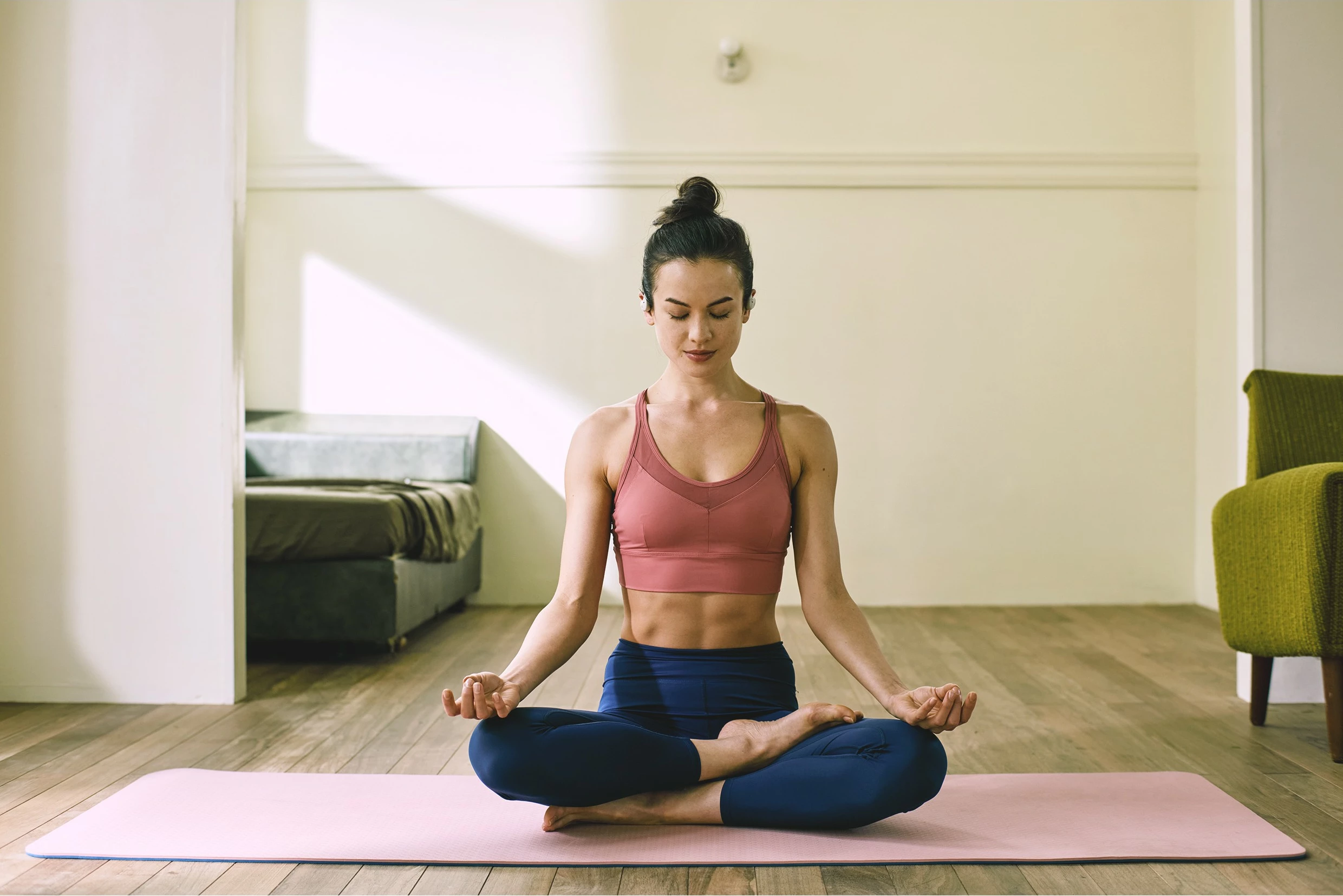 Lahke true wireless slušalke za odprt ušesni kanal, JVC Nearphone TWS, 17 h baterije, IPX4, bele