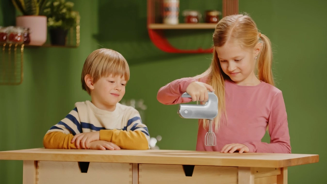 Igrača ročni mešalnik Klein Bosch 9240, z vrtljivimi metlicami, na AA baterije, srebrn