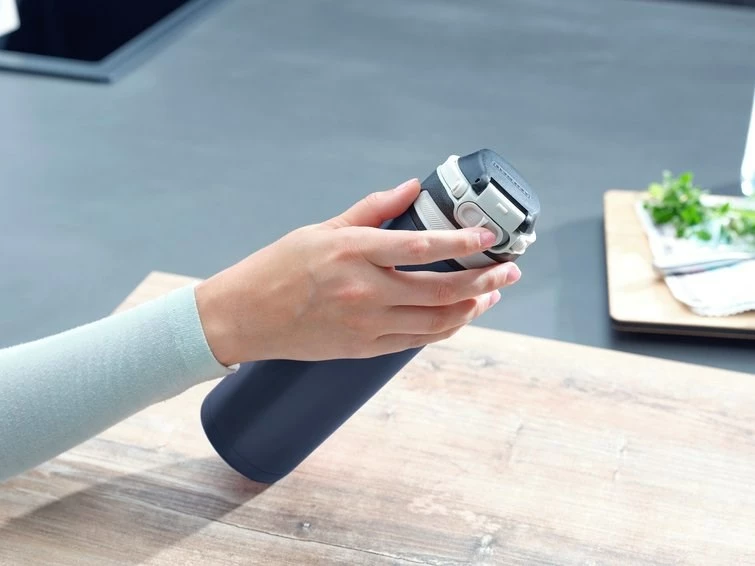 Termovka za potovanje 600 ml, črno/modra Leifheit 3275