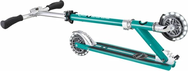 Skuter z LED lučmi Globber