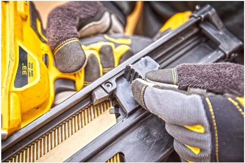 Pištola za žeblje DeWalt DCN930N-XJ, 18V, črna