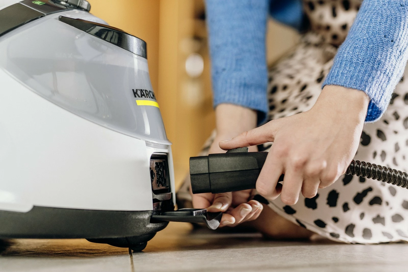 Parni čistilec z likalnikom Karcher SC 5 EasyFix Iron, 1,5 L, 2250 W, črn/bel