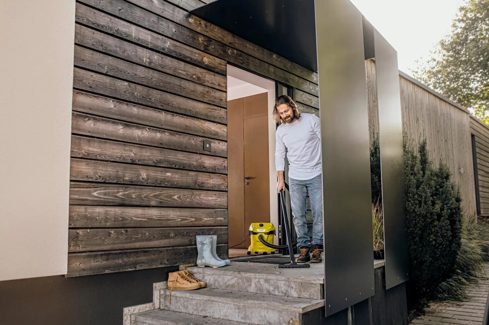 Sesalnik za suho in mokro Kärcher WD 2 Plus V-12/4/18, 12 L, 1000 W, z vrečko za prah, črn