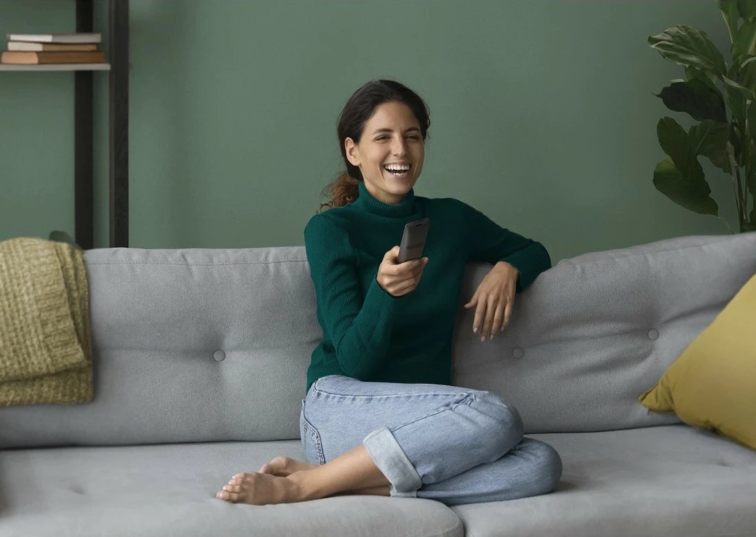 Univerzalni solarni daljinski upravljalnik, 8‑v‑1, gumbi za pretakanje, funkcija učenja, USB‑C, Hama 221057, črn