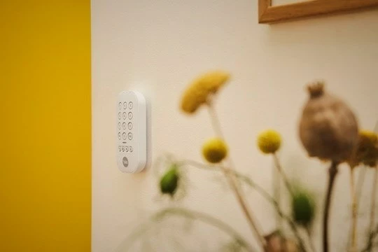 Brezžična tipkovnica Yale, bela