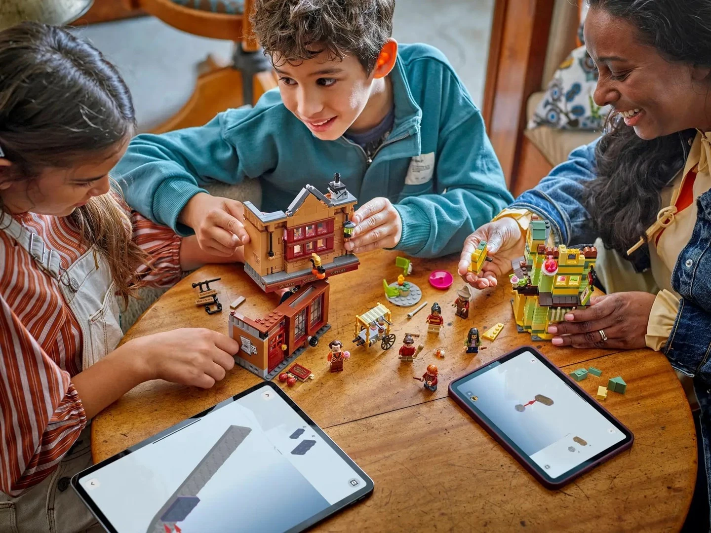 Set gradnikov Harry Potter Quality Quidditch Supplies & Ice Cream Parlour, LEGO 76452, 795 kosov, s 6 minifigurami