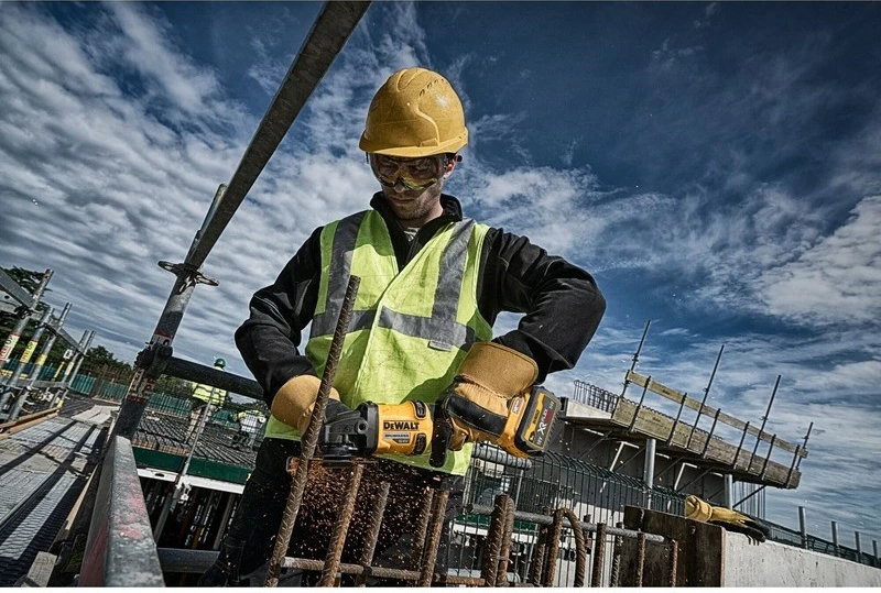 Trakasti brusilnik DeWALT DCG418NT-XJ, 9000 RPM, na baterijo, črn/rumen