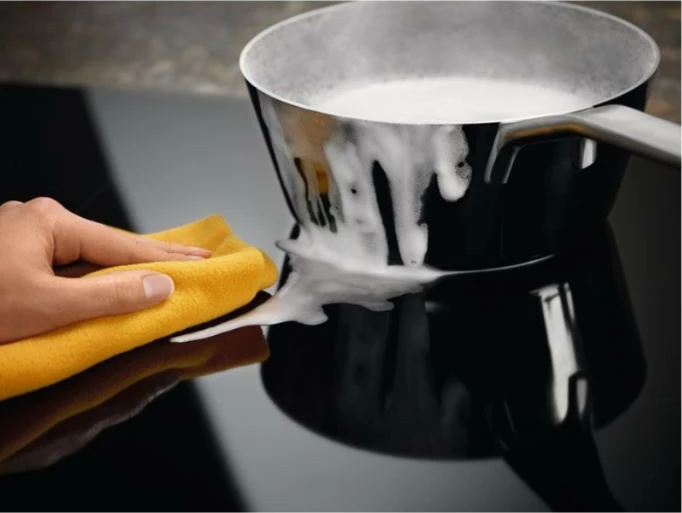 Indukcijska kuhalna plošča Electrolux LIV63431BK, 60 cm, črna