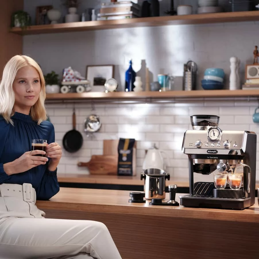 Kavni aparat La Specialista Arte DeLonghi, črn