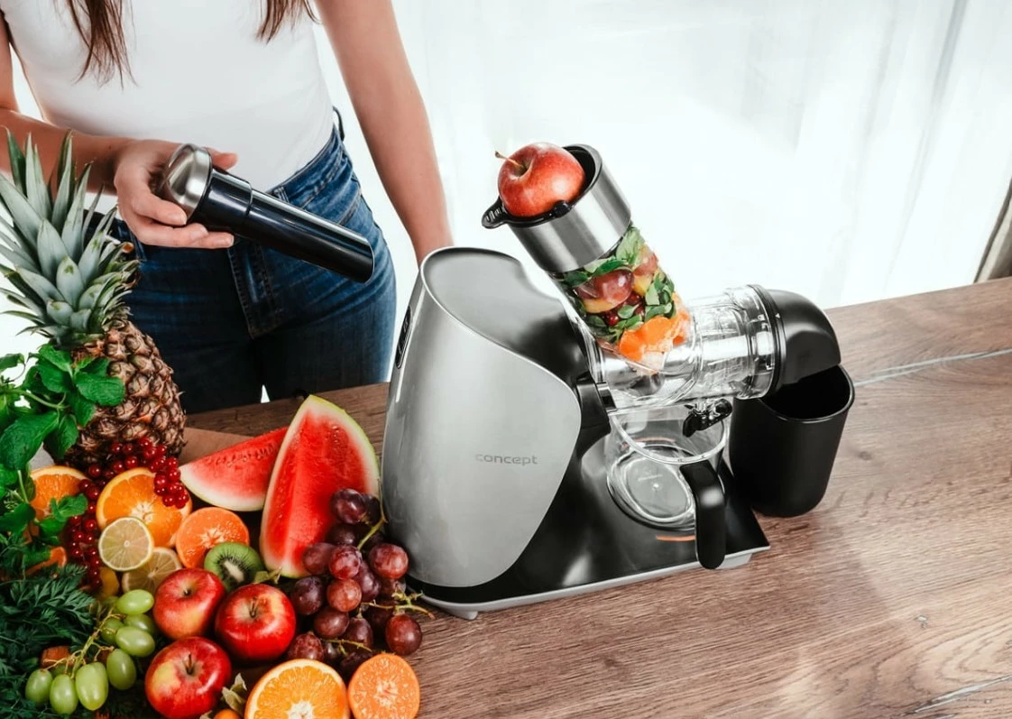 Počasen sokovnik za sadje in zelenjavo Concept Nutriboost LO7250, 200 W, 0,6 L, inox vijak, odprtina 76 mm, 65 dB, črno/krom