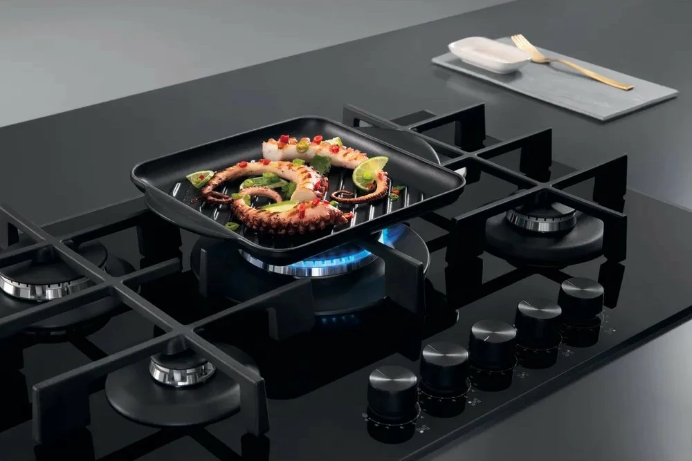 Plinski kuhalnik s steklom, Whirlpool AKWL728NB, 5 kuhališč, črn