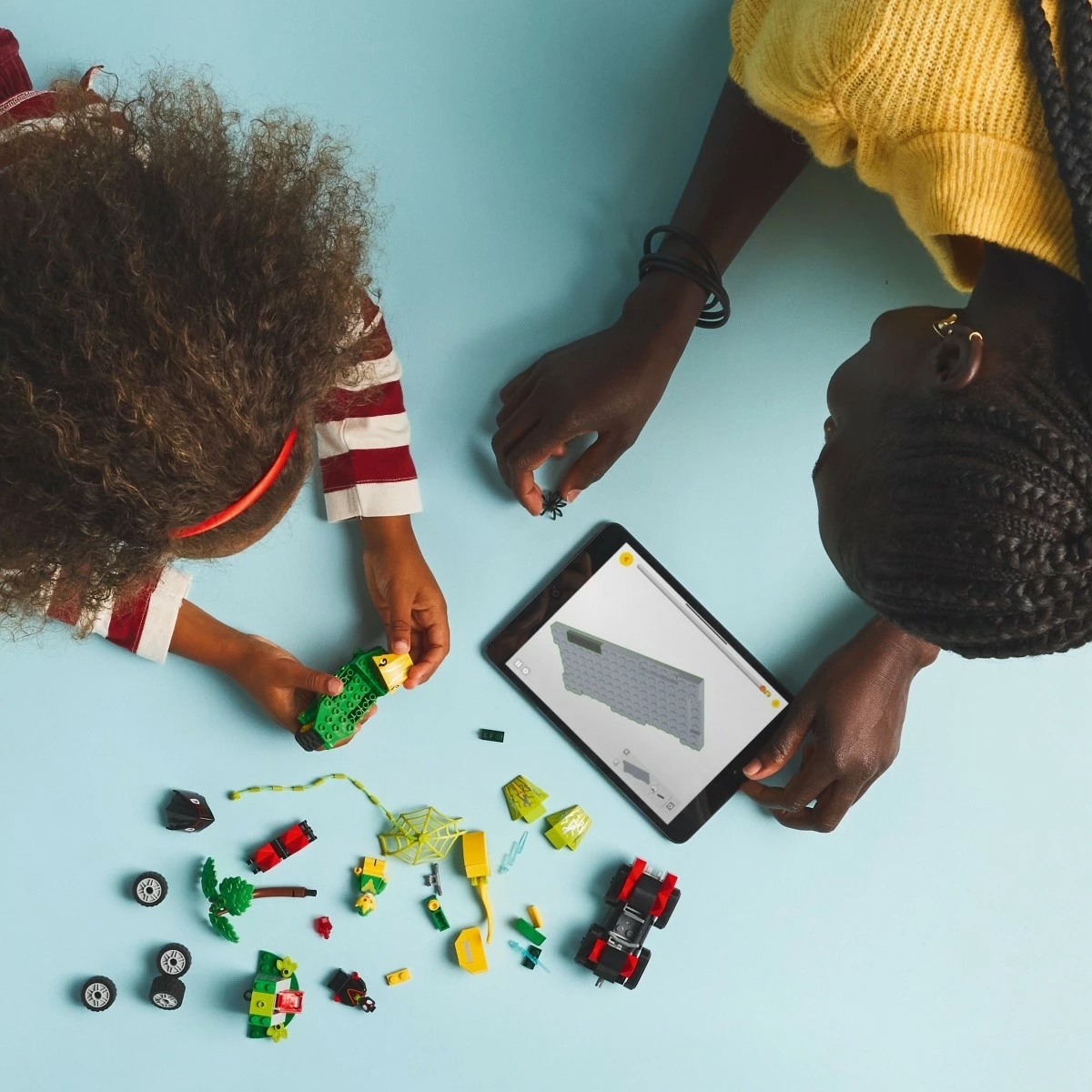 Igralni komplet z gradniki LEGO Marvel 11198 Chase After Electro in Dinosaur Vehicle, 124 kosov