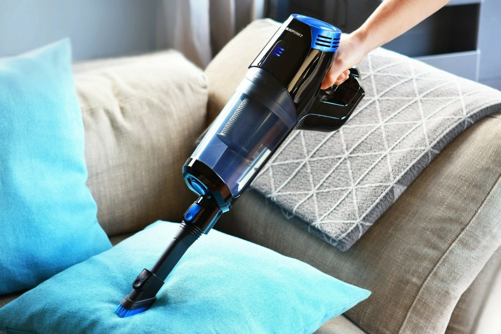 Vertikalna sesalna naprava, brezžična Blaupunkt VCH602BL, 0,7 L, HEPA, črno/modra