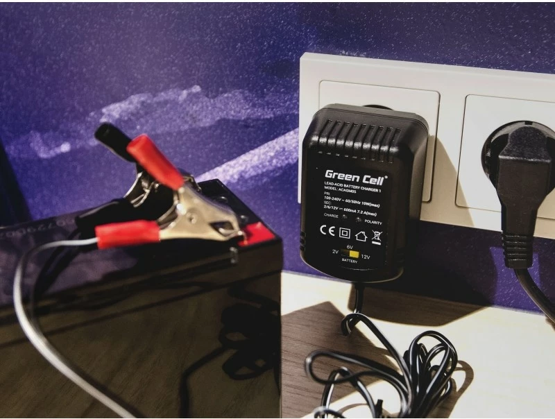 Polnilec baterij Green Cell ACAGM05, 6V/12V 0,6A za AGM/VRLA do 20Ah, črn/rdeč/srebrn