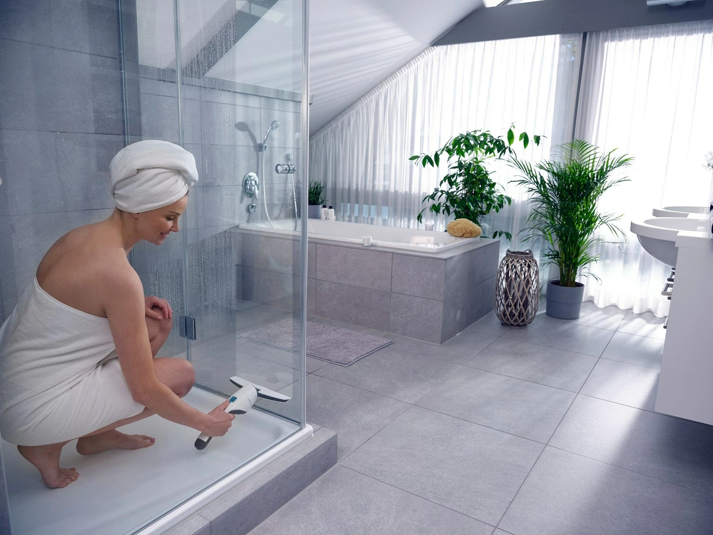 Električni čistilec oken LEIFHEIT 51035, 45 min, črn/moder/bel Električni čistilec oken LEIFHEIT 51035, 45 min, črn/moder/bel