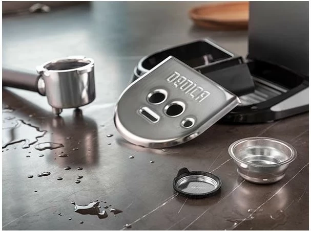 Rdeča espresso naprava DeLonghi Dedica EC 685, 1350 W, 15 bar