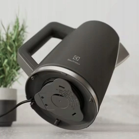 Električni čajnik Electrolux E5K1-6AN, 1,7 L, črn