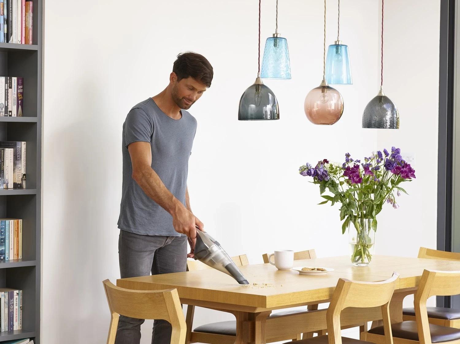 Ročni sesalnik Black&Decker, siv-srebrn